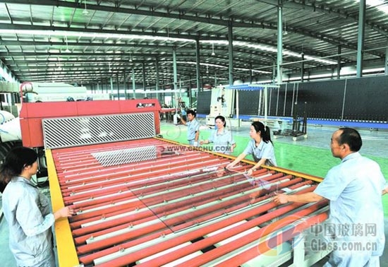 玻璃深加工企业在荆州开发区投入生产,玻璃深