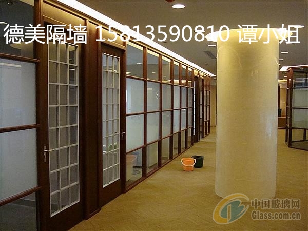 德美隔断厂家供应办公隔间型号:100款 高隔间 高隔断 隔断墙。 高隔间的框架铝型材材料:主龙骨 厚1.5mm,钢化玻璃为5mm的透明玻璃或磨砂玻璃或其他玻璃。墙体厚84mm 100mm的钢化玻璃墙。 铝型材:采用知名厂家制造的铝材、铝材硬度、表面氧化处理、韧性 合金含量全部达到国家的标准要求。 隔断面板品质:采用新型绿色环保的装饰材料 (无油漆 无异味 无污染 防火 防潮)。 隔墙控制的线路走线强大:无需埋藏线槽线管,有便于加装控制线路和检测维修。 玻璃隔断间的造型时尚高雅 优美大方 设计独特,给你一个