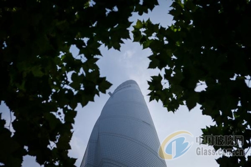 历时两年多 632米上海中心大厦幕墙玻璃安装完