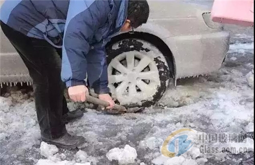 下雪天,车玻璃结冰,车被冻住了怎么办?