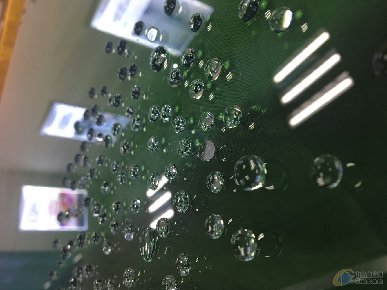自洁玻璃的原理纳米玻璃自洁剂分为哪几类