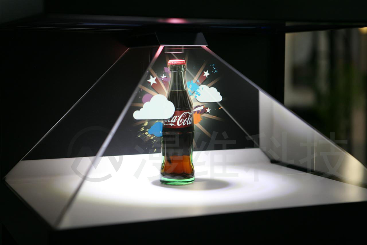 全息投影技术(front-projected holographic display)也称虚拟成像技术是利用干涉和衍射原理记录并再现物体真实的三维图像的技术。全息投影技术不仅可以产生立体的空中幻像,还可以使幻像与表演者产生互动,一起完成表演,产生令人震撼的演出效果。适用范围产品展览、汽车服装发布会、舞台节目、互动、酒吧娱乐、场所互动投影等。 360度幻影成像系统也称为虚拟成像系统将三维画面悬浮在实景的半空中成像,营造了亦幻亦真的氛围,效果奇特,具有强烈的纵深感,真假难辩。 360度金字塔将三维画面悬浮在实