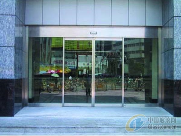 禅城维修电动门|自动门,0757-22327660 自动门的分类 1、按启闭形式分:可分为推拉门、平开门、重叠门、折叠门、弧形门和旋转门。 (1)推拉门:可细分为单开、双开、重叠单开、重叠双开和弧形门。弧形门门扇沿孤形轨道平滑移动,可分为半弧单向、半弧双向、全弧双向。为了最大限度的拓宽入口幅度,有的推拉(套叠)自动门可作成在开启终点与固定扇重合后一道手动平开,也归纳为推拉自动门。 (2)旋转门:可细分为有中心轴式、圆导轨悬挂式和中心展示区式等。 (3)平开门:可细分为单扇单向、双扇单向、单扇双向和双扇双