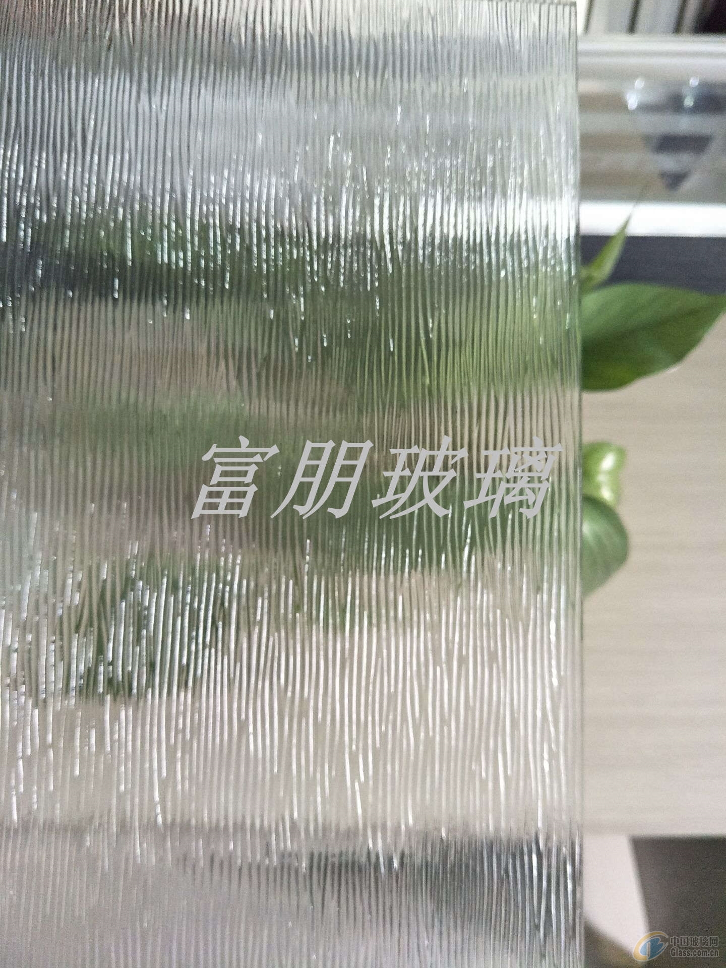 供应青岛金晶压花玻璃木纹超白压花玻璃木纹