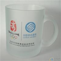 供應各種不同的口杯，玻璃杯