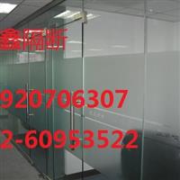 安装隔断采用12mm厚钢化玻璃